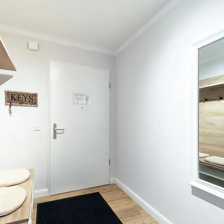 Strandlaeufer An Der Seebruecke Zingst