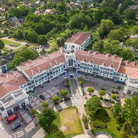 Strandlaeufer An Der Seebruecke * Zingst