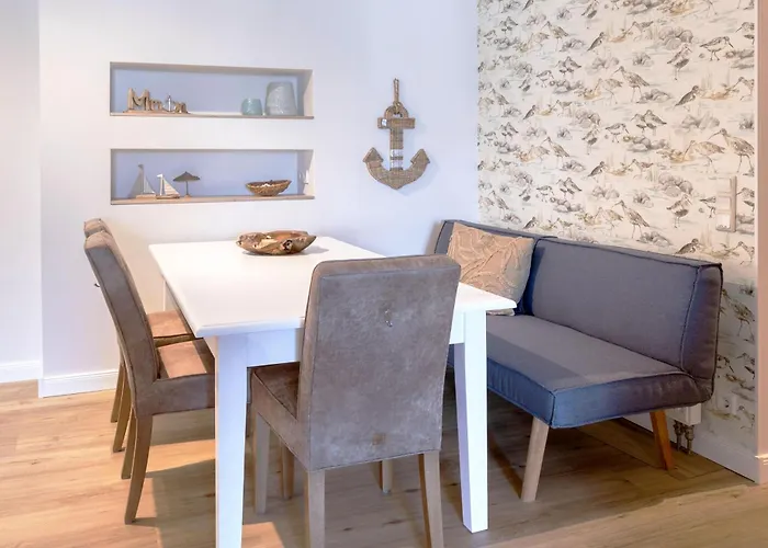 Strandlaeufer An Der Seebruecke * Zingst